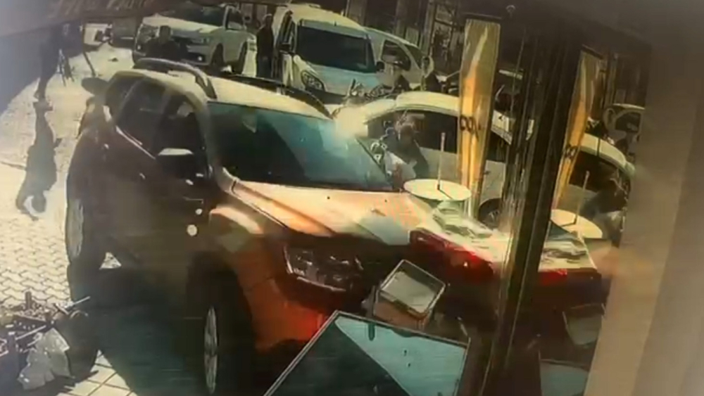Fren yerine gaza bastı, önce yayaya sonra markete çarptı